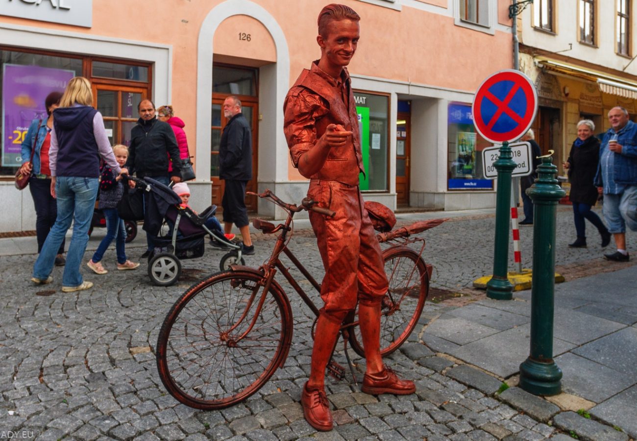 živé sochy Sinela Cyklista